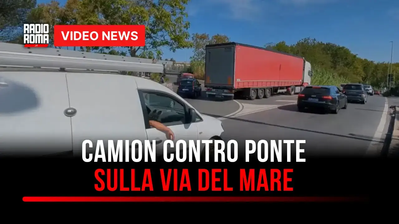 Camion contro ponte sulla Via del Mare: traffico in tilt e caos sul litorale