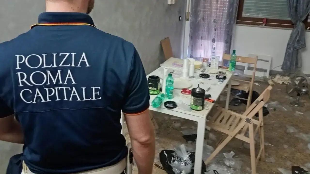 Roma, scoperto a San Basilio alloggio Ater trasformato in laboratorio della droga