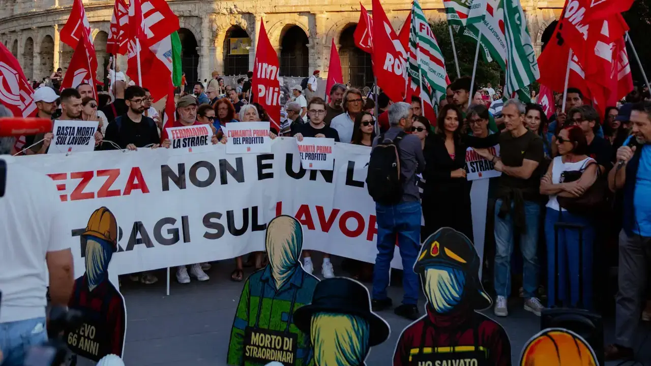 Fiaccolata al Colosseo per Andrea Moretti, sagome e striscioni: "Basta morti sul lavoro"
