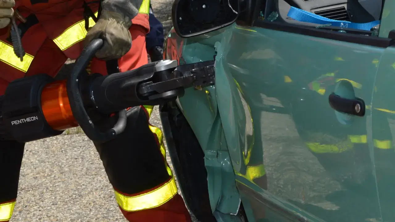 Grave incidente nella notte sul GRA: due ragazzi estratti dall’auto