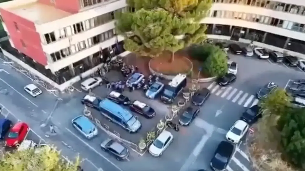 Sgombero palazzo occupato in via Tallone a Tor Sapienza: due arresti, sequestrati pistola e 2 kg droga