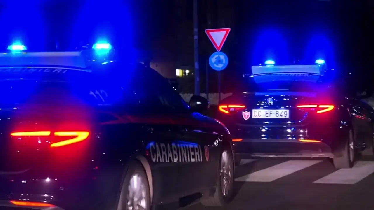 Spari contro la vetrata di un ristorante a Fiumicino: indagini in corso