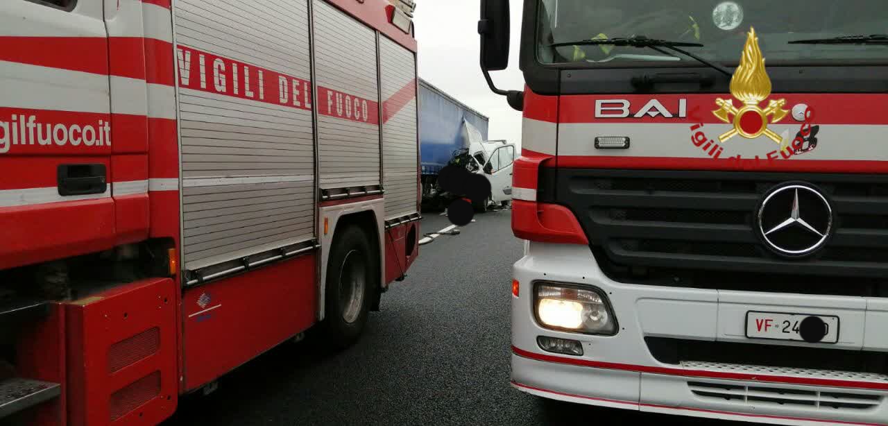 A1, scontro tra tir e autofurgone che trasporta esplosivo: feriti