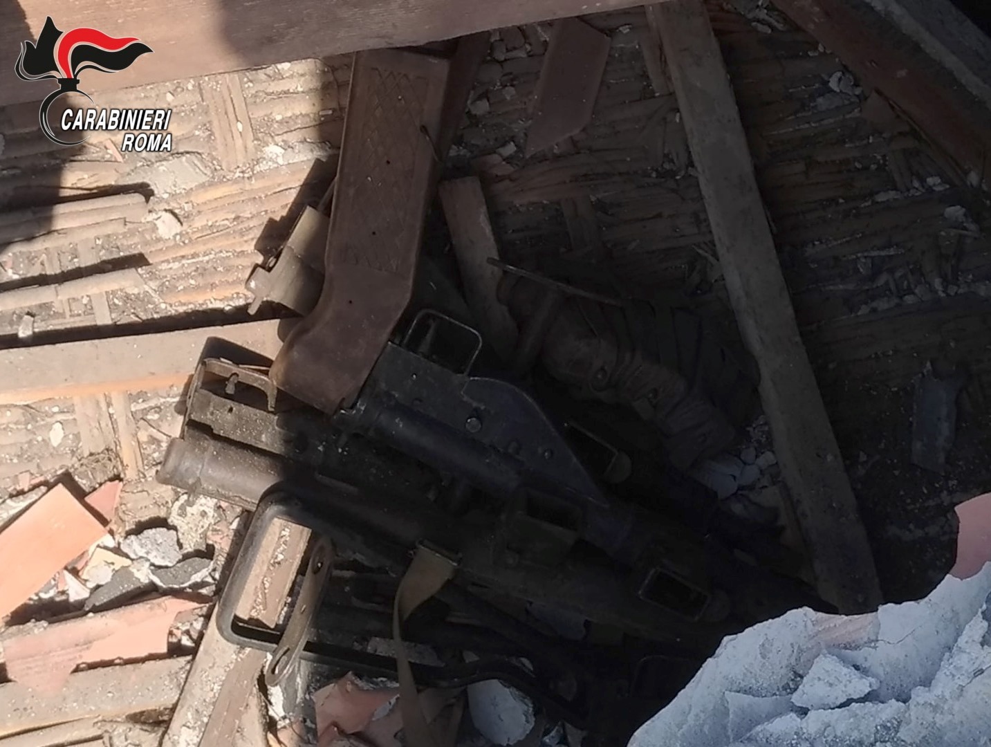 Roma, arsenale da guerra trovato durante lavori ristrutturazione casa: sequestrate armi e munizioni