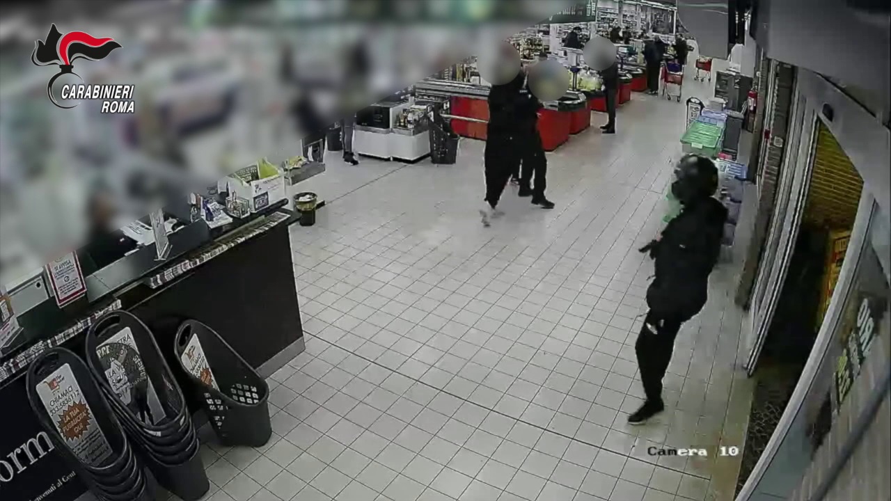 Ostia, 12 colpi in due mesi in farmacie e supermercati: arrestati 3 rapinatori