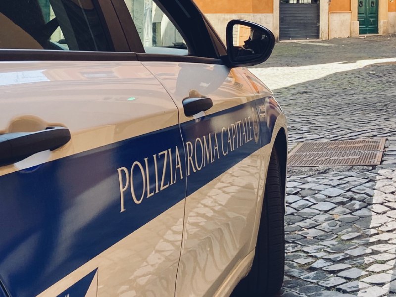 Danneggia auto in sosta e tenta di aggredire agenti: arrestato