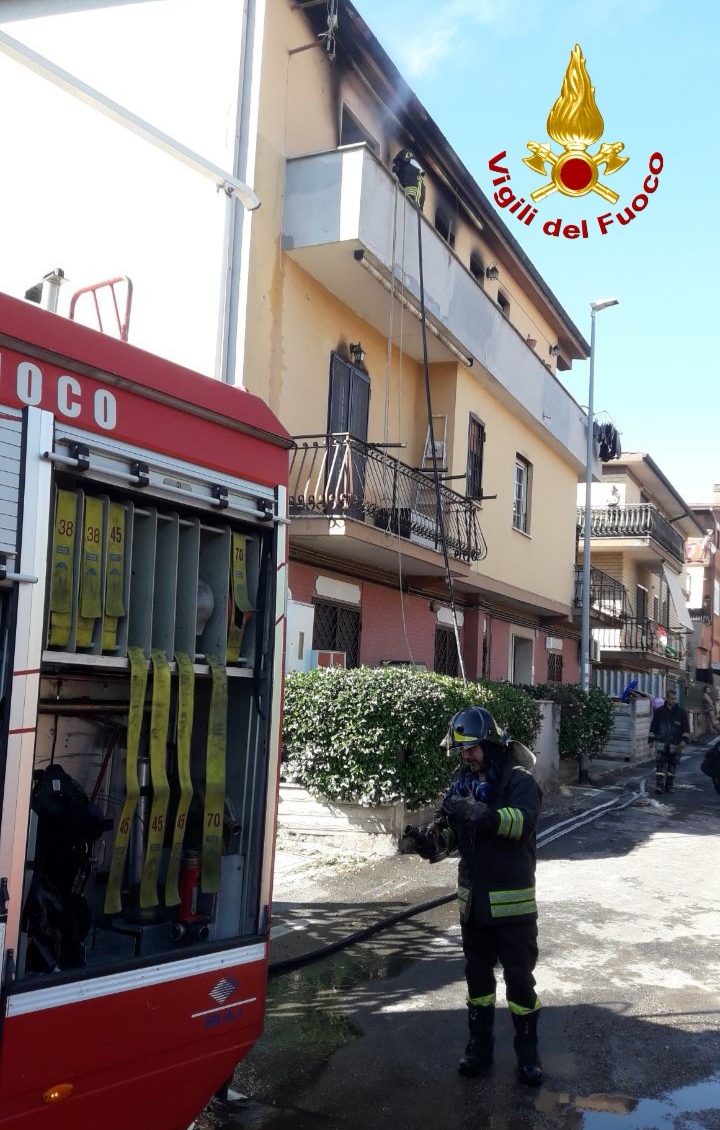 Roma, fiamme in appartamento alla Borghesiana: un intossicato