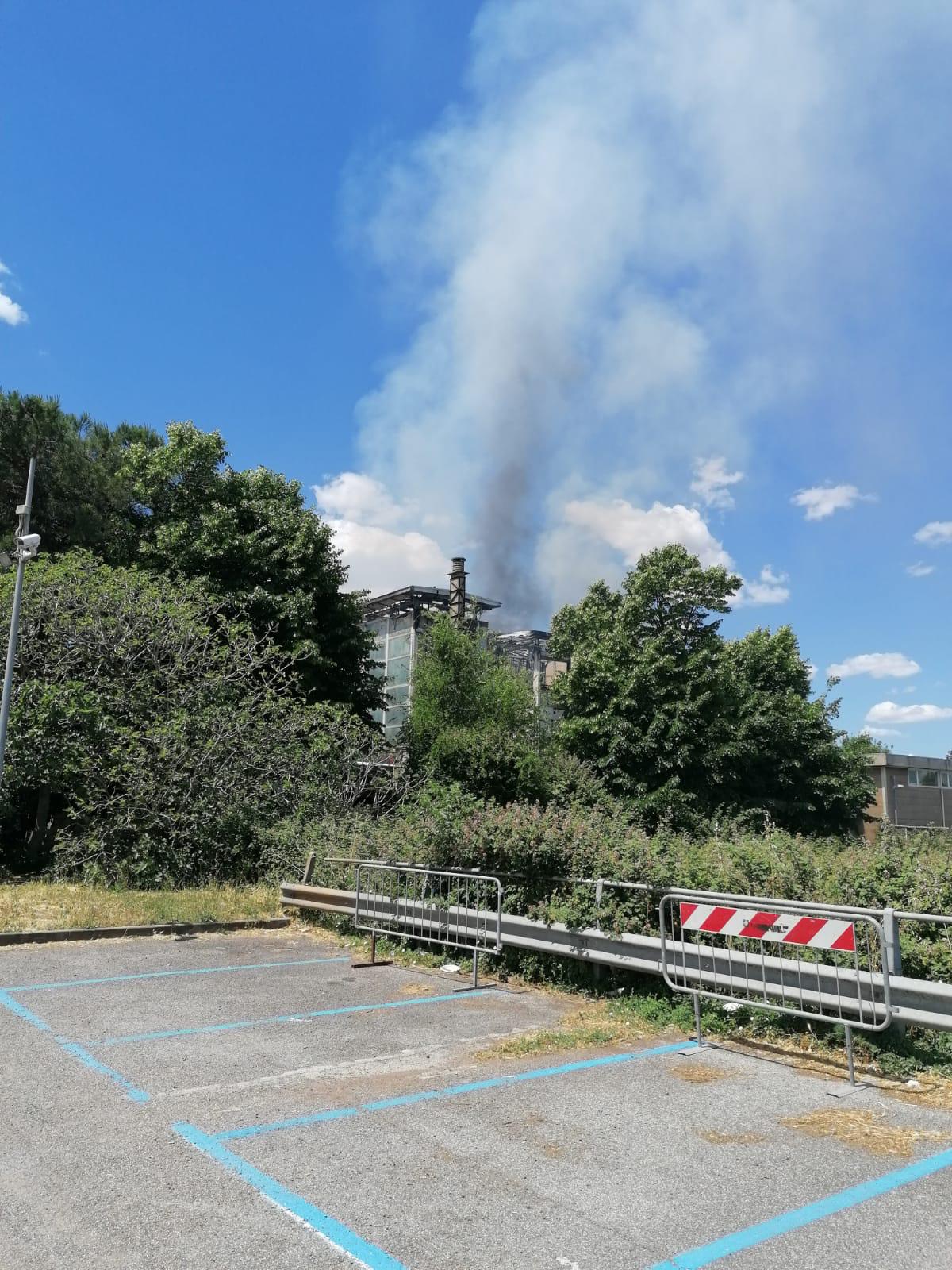Roma, incendio in ex scuola via Tuscolana: nessun ferito