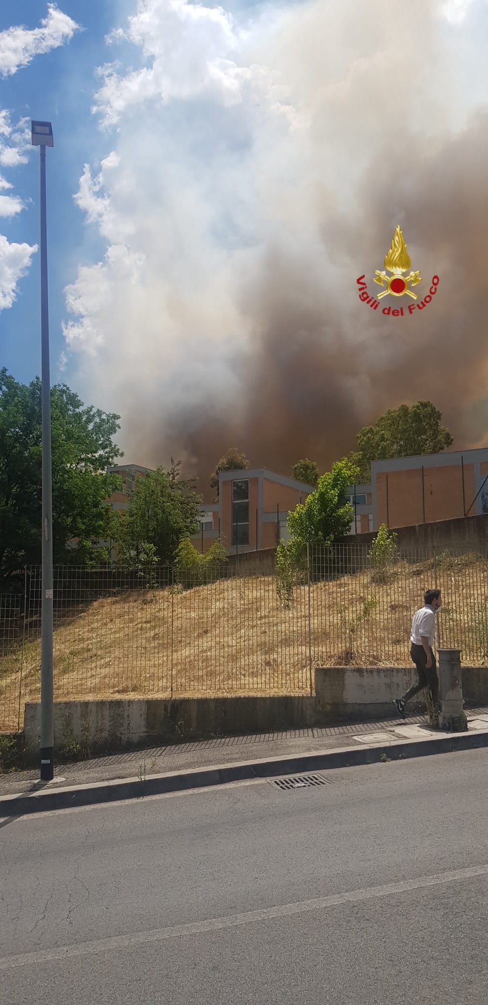 Roma, vasto incendio di sterpaglie vicino a polisportiva: chiuso tratto via delle Vigne
