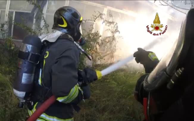 Acilia, baracca in fiamme nella notte: gravemente ustionata una persona