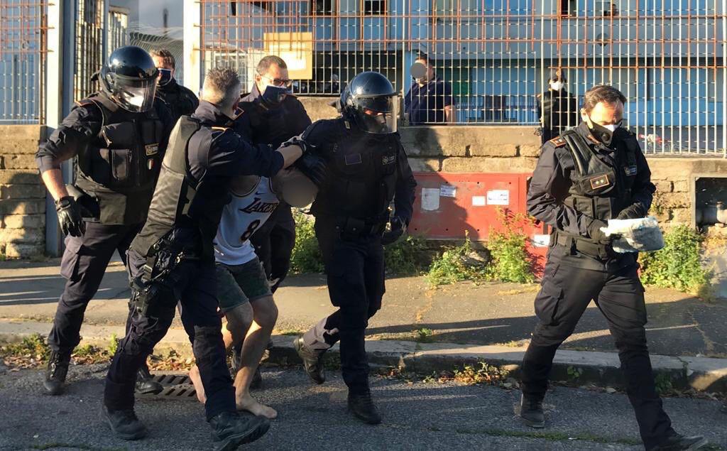 Blitz nel centro di accoglienza a Torre Maura: fermati 5 extracomunitari. Trovata droga