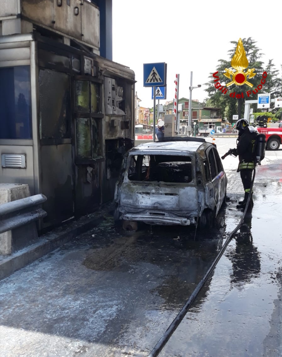 Valmontone, auto prende fuoco al casello autostradale: nessun ferito