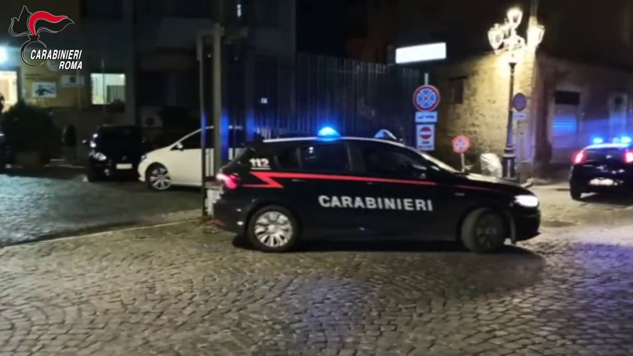 Pugnalano 18enne "per uno sguardo di troppo": 3 minorenni fermati a Torvaianica