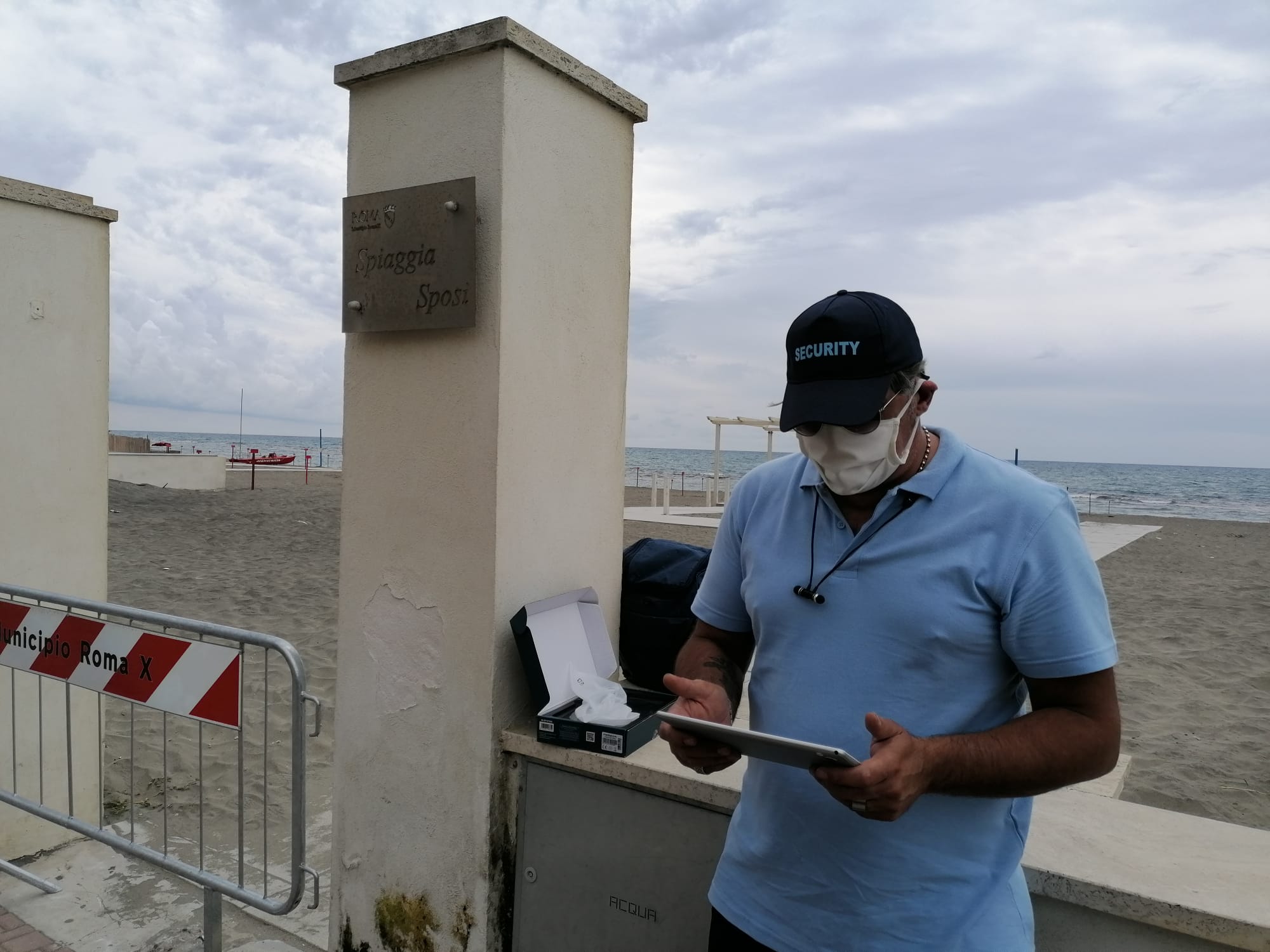 Ostia, stagione balneare al via tra caos preparativi e spiagge pronte a metà. In riva al mare spazi condivisi con estranei