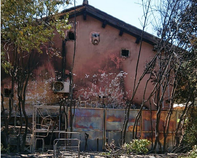 Incendio nella notte a Villa Pamphili: in fiamme l'esterno del Vivi Bistrot