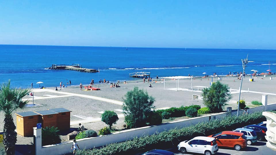 Ostia: controllori su quad, paline in spiaggia e app per l'affluenza al mare. Raggi presenta il piano per l'estate