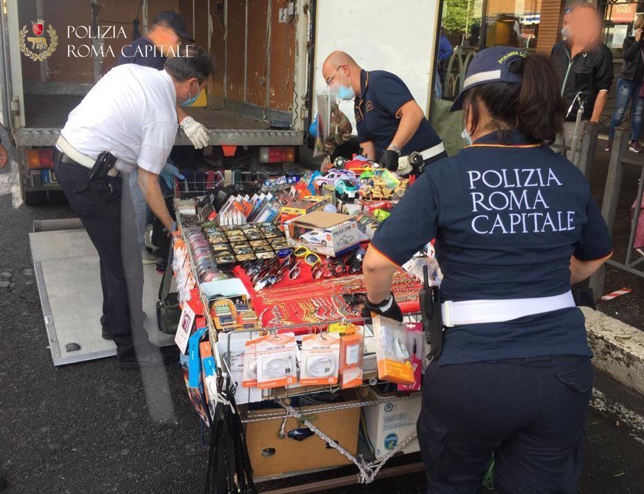 Torpignattara, blitz antiabusivismo commerciale: sequestrati 6 banchi e 4.200 articoli