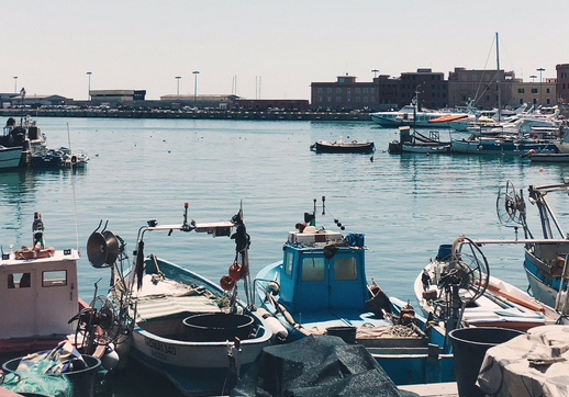 Anzio, peschereccio si ribalta davanti al porto: un morto e due feriti