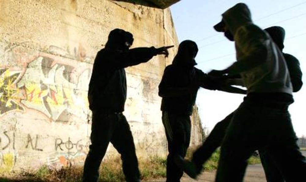 Roma, baby gang picchia e deruba 2 ragazzi a Fidene