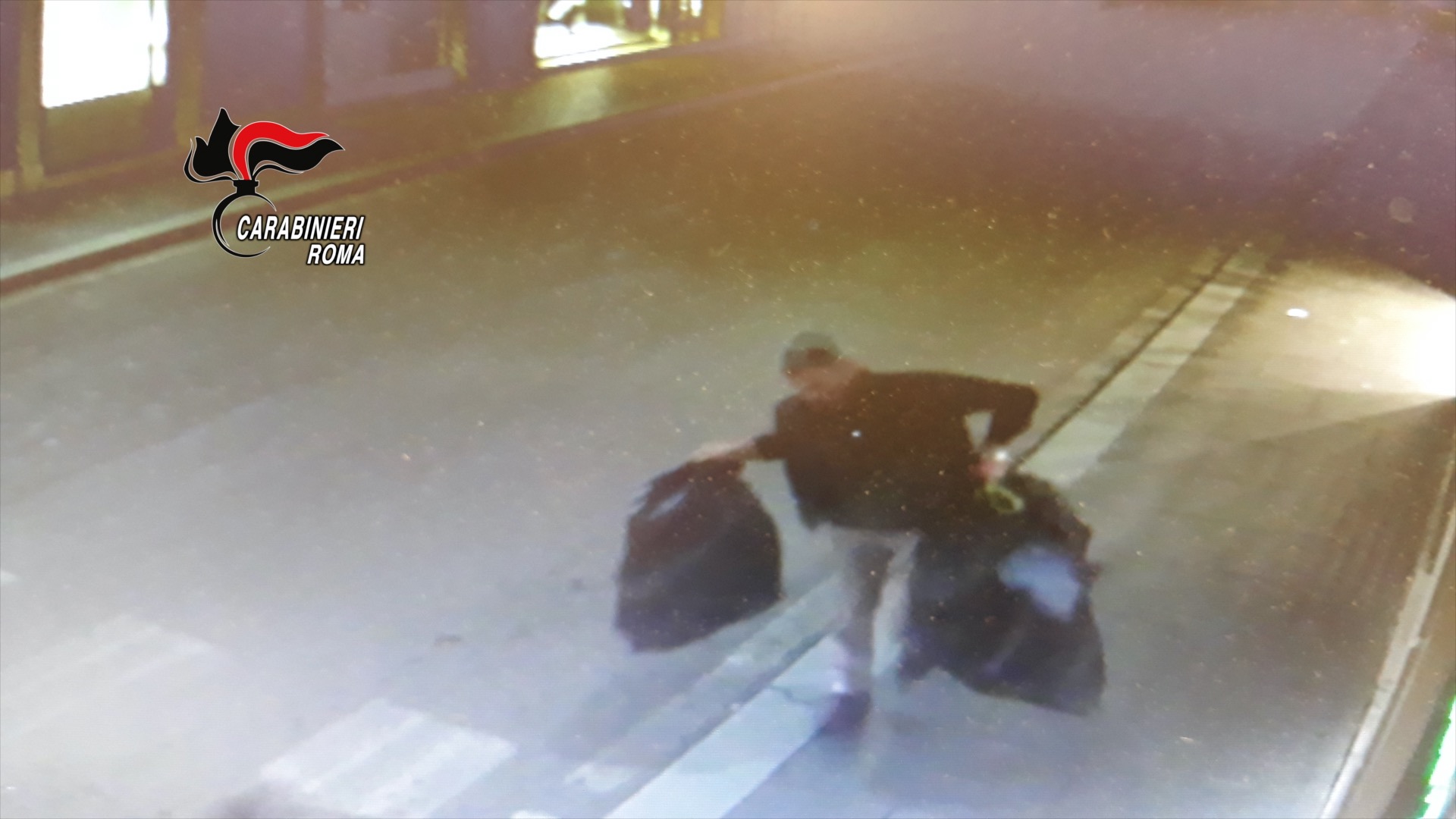 Roma, in un colpo ruba 10mila euro di vestiti: arrestato ladro seriale