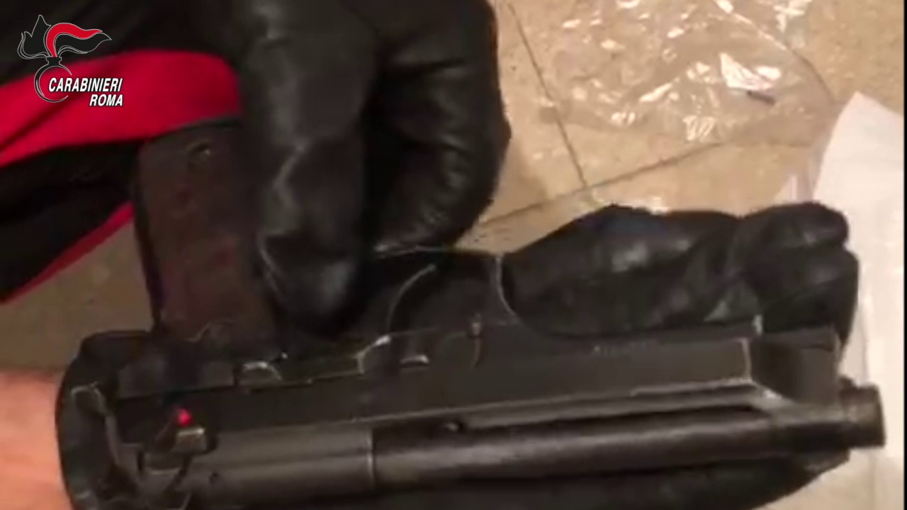 Tor Bella Monaca, nascondeva 600 dosi di cocaina e pistola rubata: arrestato pusher