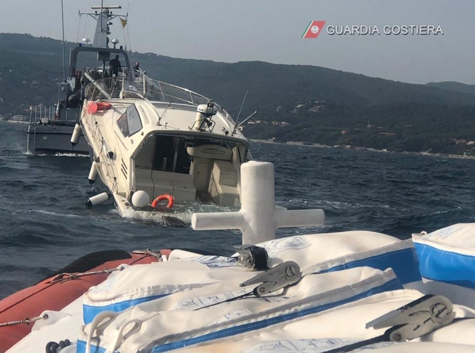 Fiumicino, barca da pesca rischia di affondare: in salvo 4 naufraghi