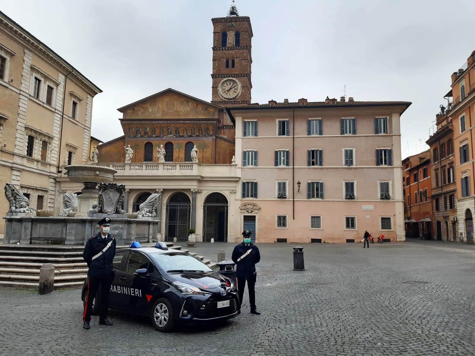 Trastevere, punta il coltello al collo di una cliente e rapina farmacia: preso
