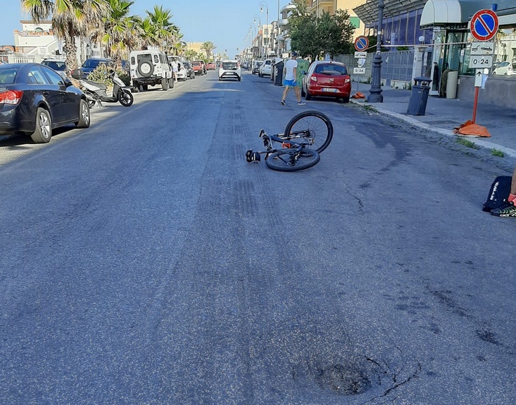 Ostia, si apre voragine sul lungomare: chiuso tratto vicino al Pontile