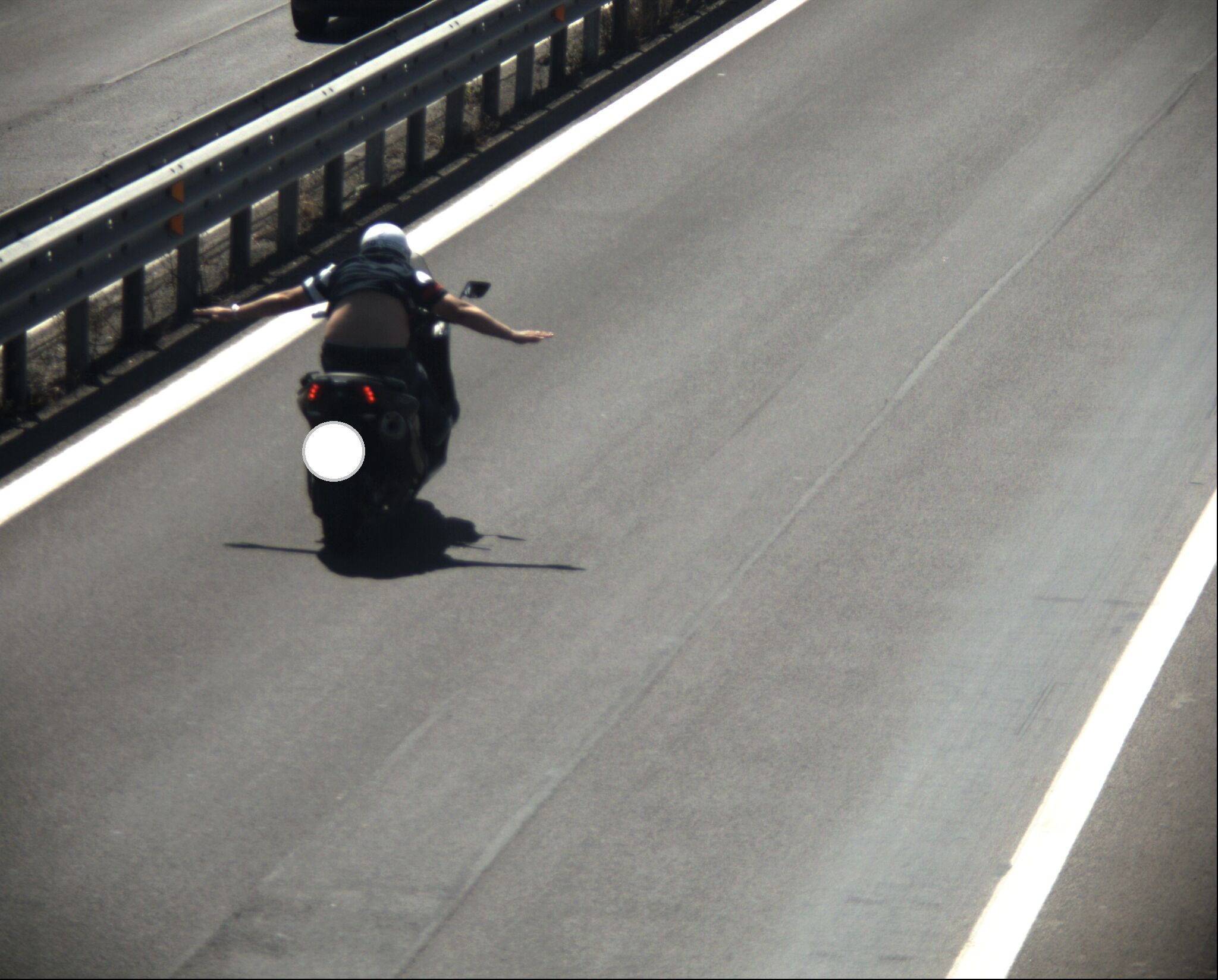 Ciampino, scooterista "acrobata" sfreccia a 130 all'ora senza mani sull'Appia