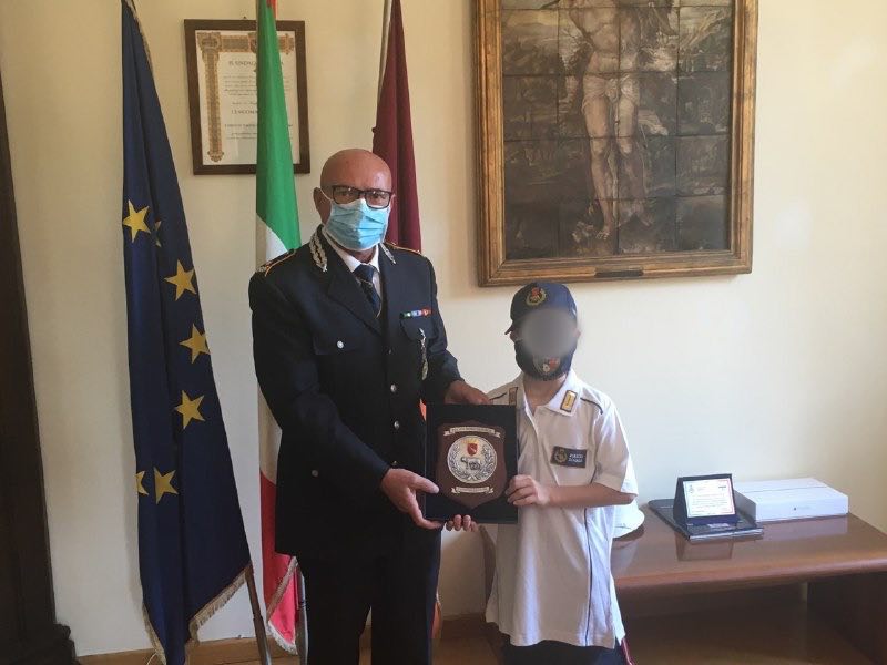 Roma, a 10 anni segnala via app auto rubate: premiato baby vigile