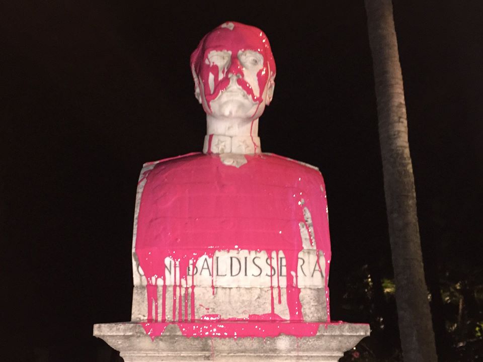 Raid nella notte a Roma: strade intitolate a George Floyd e busto imbrattato al Pincio