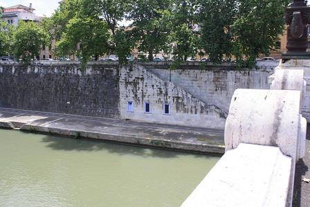 Prati, tenta di gettarsi nel Tevere da Ponte Vittorio: salvato