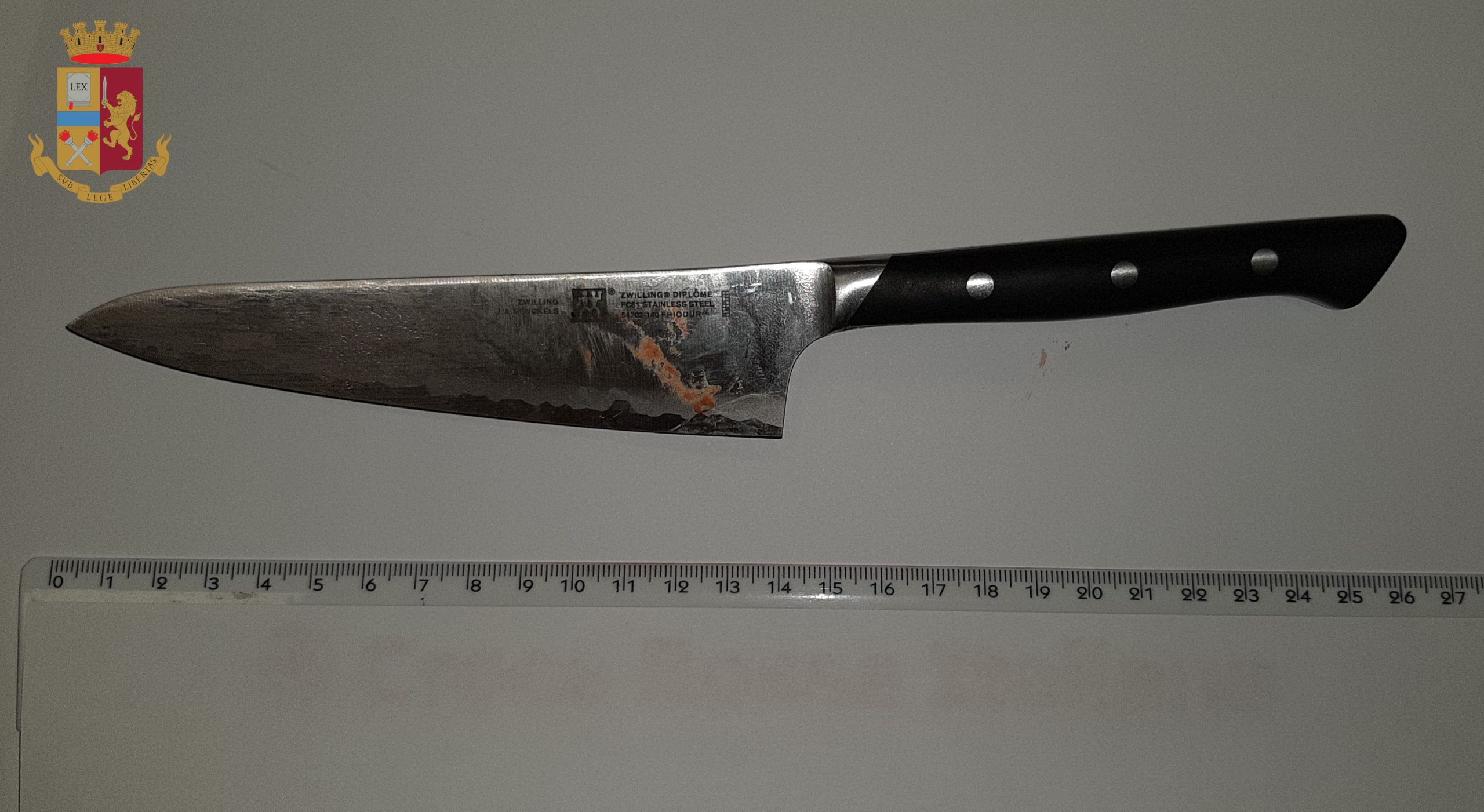 Paura al pronto soccorso dell'Umberto I, accoltella ragazzo e tenta di ferire infermiere
