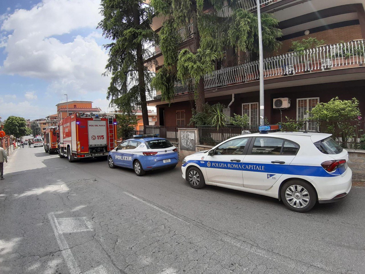 Roma, lancio d'acqua bollente dal balcone e minacce agli agenti: arrestati padre e figlio