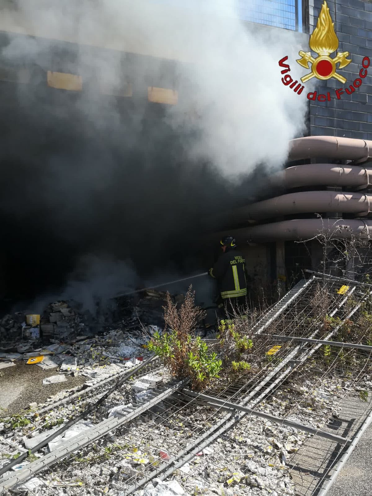 Magliana, fiamme nell'ex centro direzionale Alitalia abbandonato