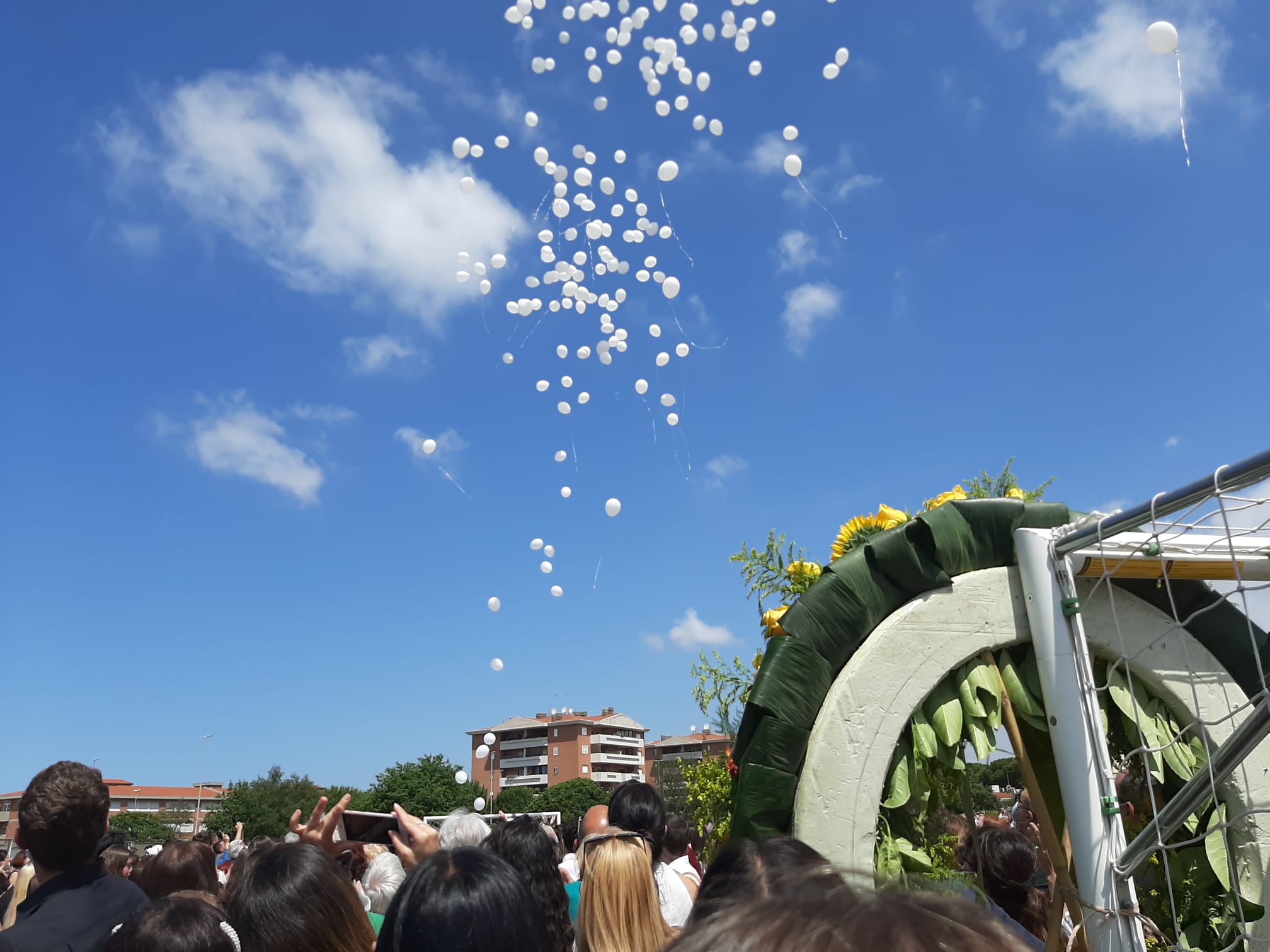 Infernetto, palloncini bianchi e lacrime: folla per i funerali di Mattia