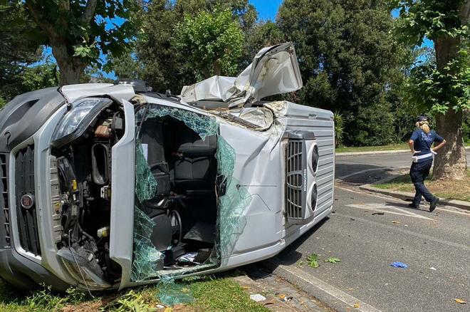 Casal Palocco, scontro auto-furgone: un ferito grave