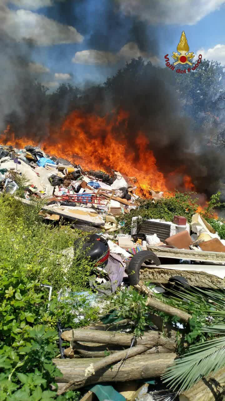 Castel Romano, incendio nel campo rom: in fiamme cumuli di rifiuti