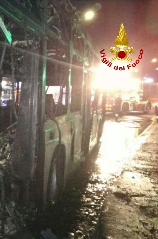 Roma, autobus distrutto dalle fiamme sulla Cassia: nessun ferito