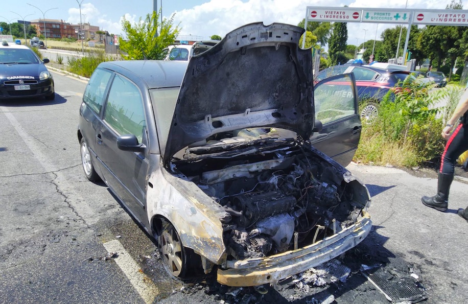 Monti Tiburtini, sviene al volante mentre l'auto brucia: 79enne salvato dalle fiamme