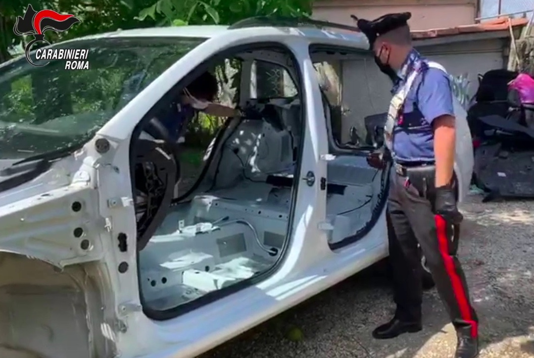 Vermicino, smontavano Suv rubato nel giardino di casa: 4 arresti