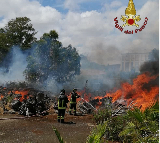 Infernetto, vasto incendio in terreno vicino alla Colombo