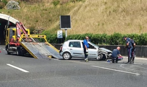 Roma, auto si ribalta in incidente sul Gra: 2 feriti