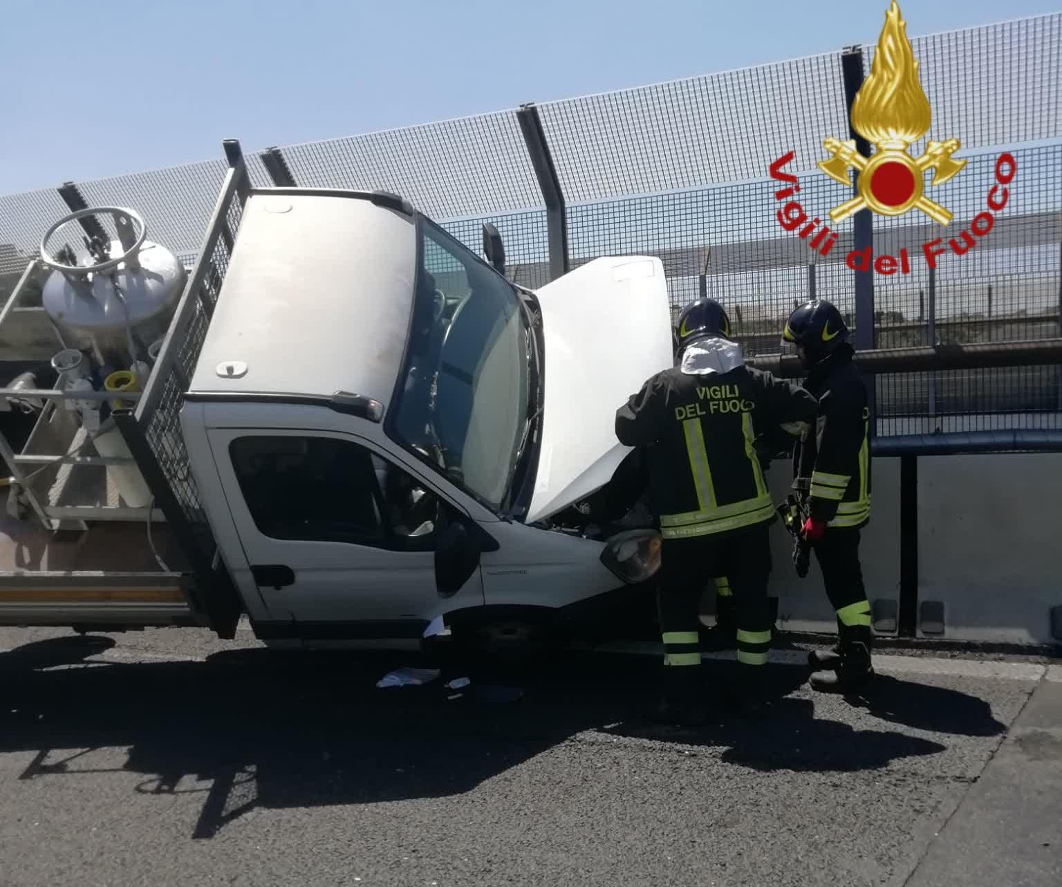 Incidenti stradali, furgone con bombole di ossigeno e azoto si schianta sul Gra