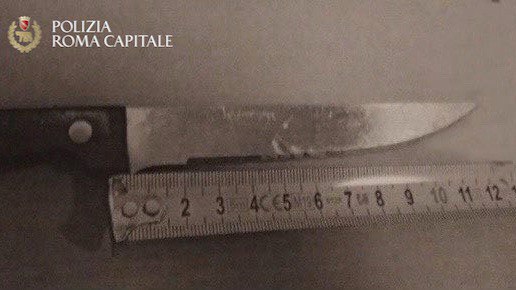 Roma, armato di coltello sputa e spaventa passeggeri: panico sul tram 8