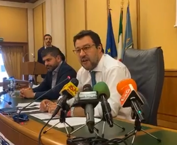 Salvini: Roma e Lazio ostaggio di 2 incapaci. Raggi neanche col mantello di Wonder Woman