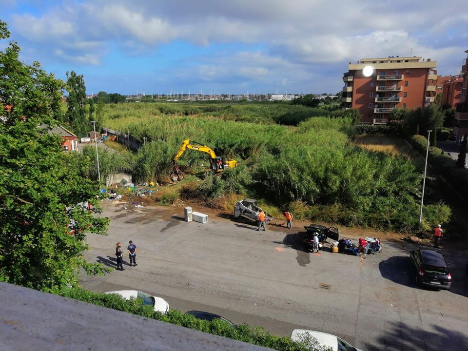 Ostia, rifiuti e baracche in via della Tortuga: al via sgombero e bonifica area