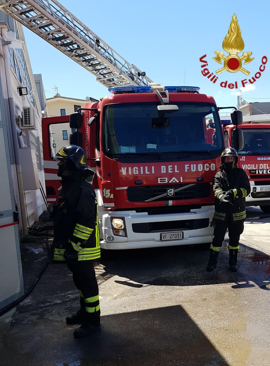 Grottarossa, incendio sterpaglie sulla Flaminia: verifiche su piloni ponte