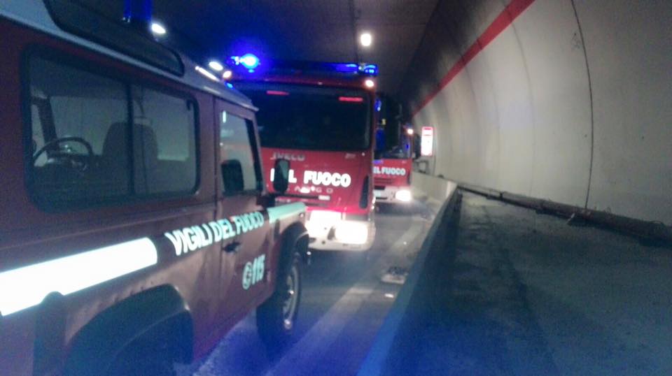 Gra, auto in fiamme nella galleria Appia: chiusa carreggiata