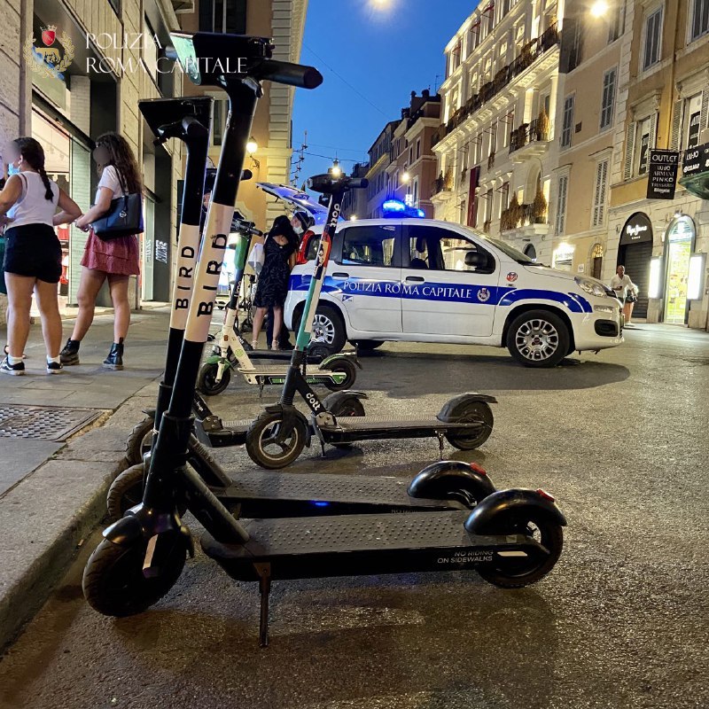 Roma, sosta selvaggia monopattini: nel centro storico arrivano le aree no park